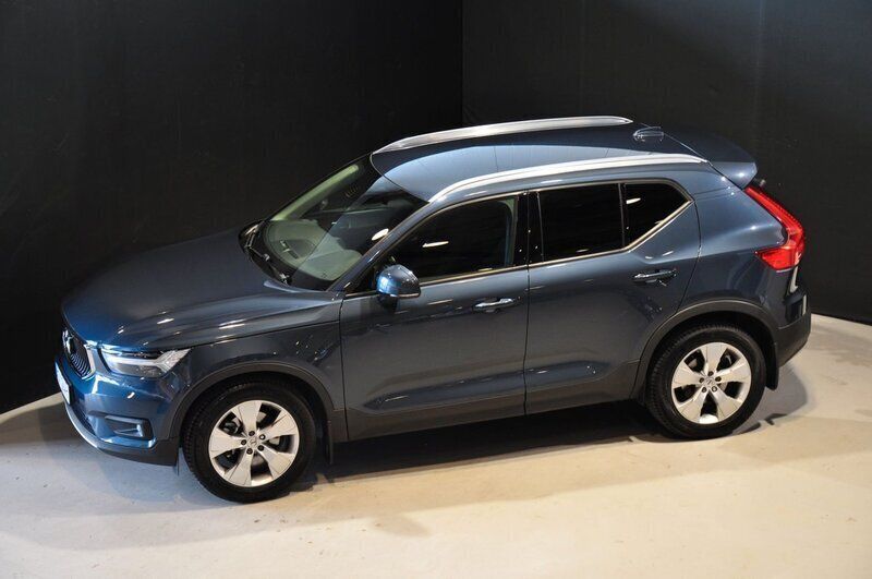 Mörkblå Begagnad 2021 Volvo XC40 Momentum SUV | 309 000 kr (Marknadspris) - Bild 1/4