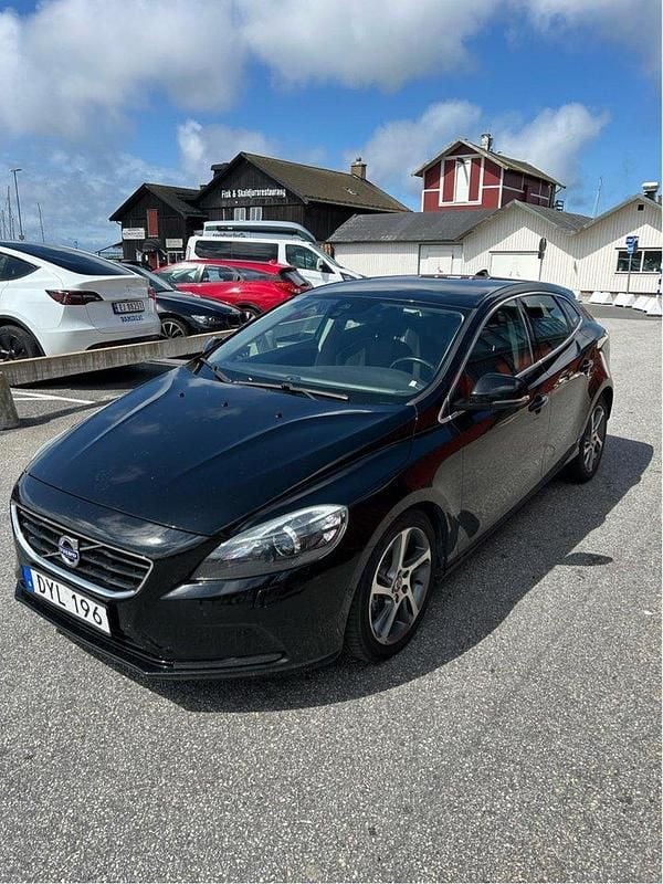 Svart Begagnad 2015 Volvo V40 Momentum Kombi | 145 000 kr (Marknadspris) - Bild 1/4