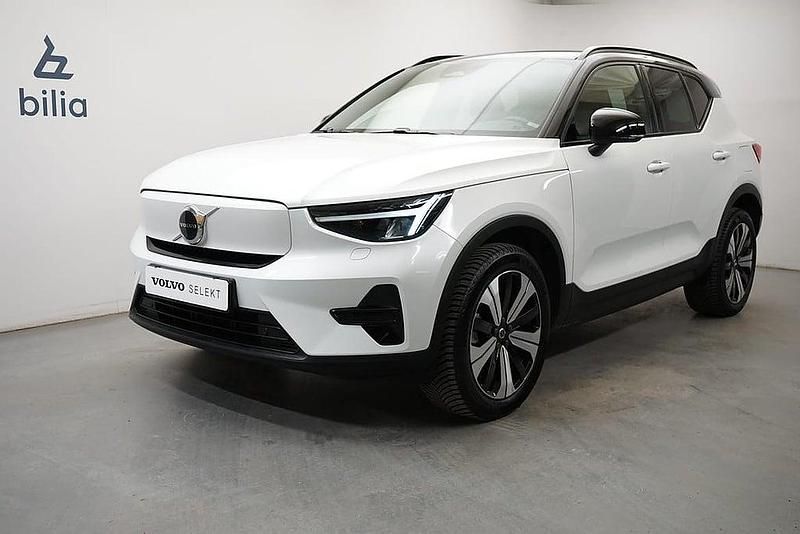 Vit Begagnad 2022 Volvo XC40 Core SUV | 349 900 kr - Bild 1/3