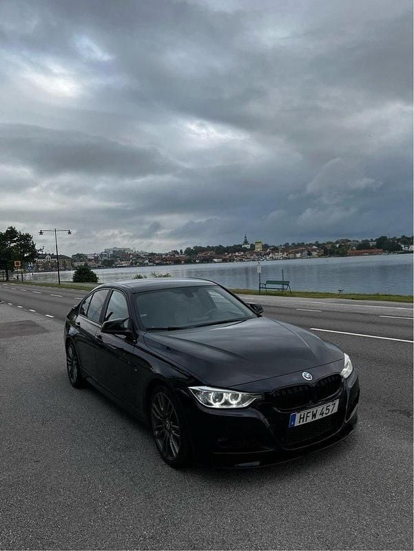 Svart Begagnad 2014 BMW 330 M Performance Sedan | 189 000 kr (Dyr) - Bild 1/4