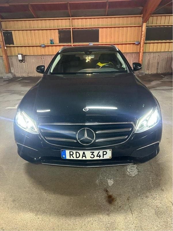 Svart Begagnad 2019 Mercedes 220 Kombi | 205 000 kr - Bild 1/4