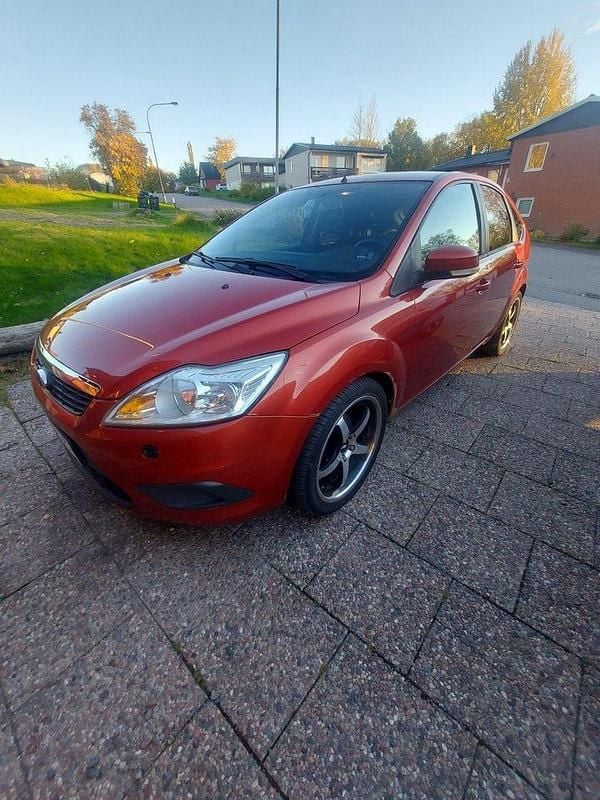 Orange Begagnad 2010 Ford Focus Trend Halvkombi | 20 000 kr (Bra pris) - Bild 1/4
