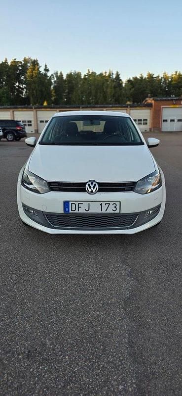 Vit Begagnad 2010 VW Polo Halvkombi | 59 000 kr - Bild 1/4