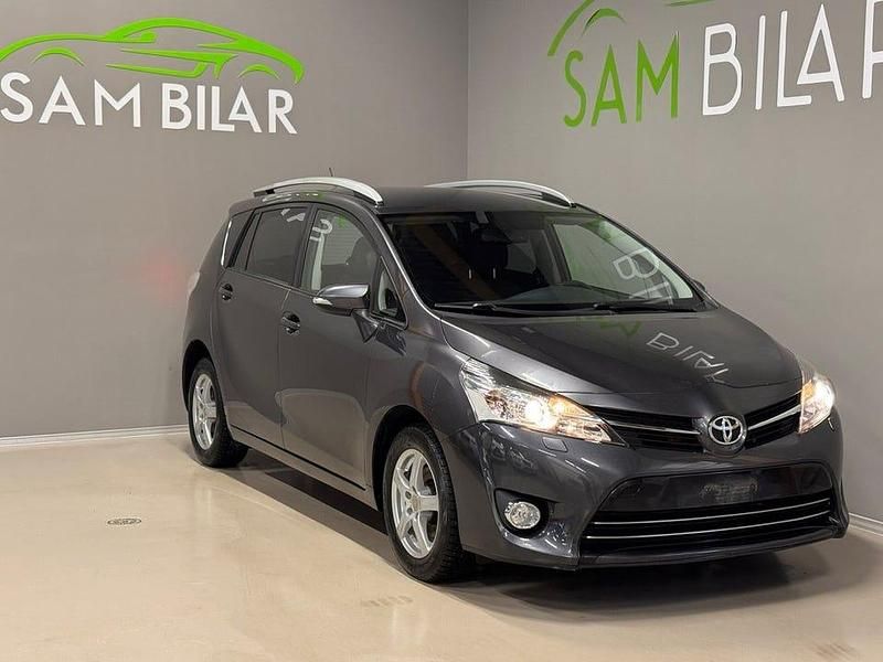 Grå Begagnad 2014 Toyota Verso Edition Minibuss | 109 900 kr (Marknadspris) - Bild 1/4