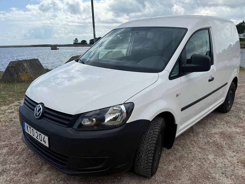 Vit Begagnad 2015 VW Caddy Minibuss | 49 900 kr - Bild 1/4