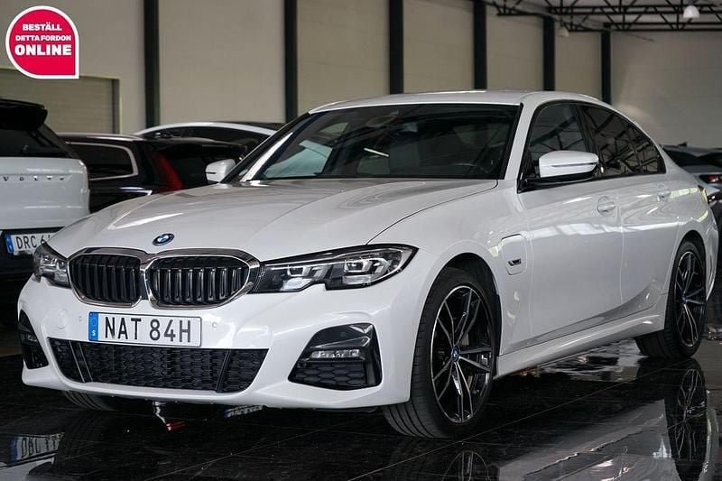 Vit Begagnad 2022 BMW 330e M Sport Sedan | 339 500 kr (Bra pris) - Bild 1/4