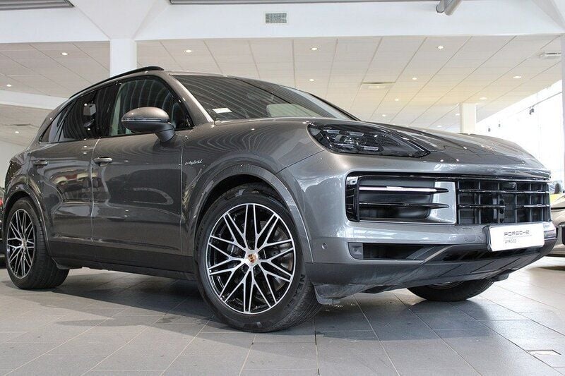 Grå (quarzite grey metallic) Begagnad 2024 Porsche Cayenne SUV | 1 235 000 kr (Superpris) - Bild 1/4