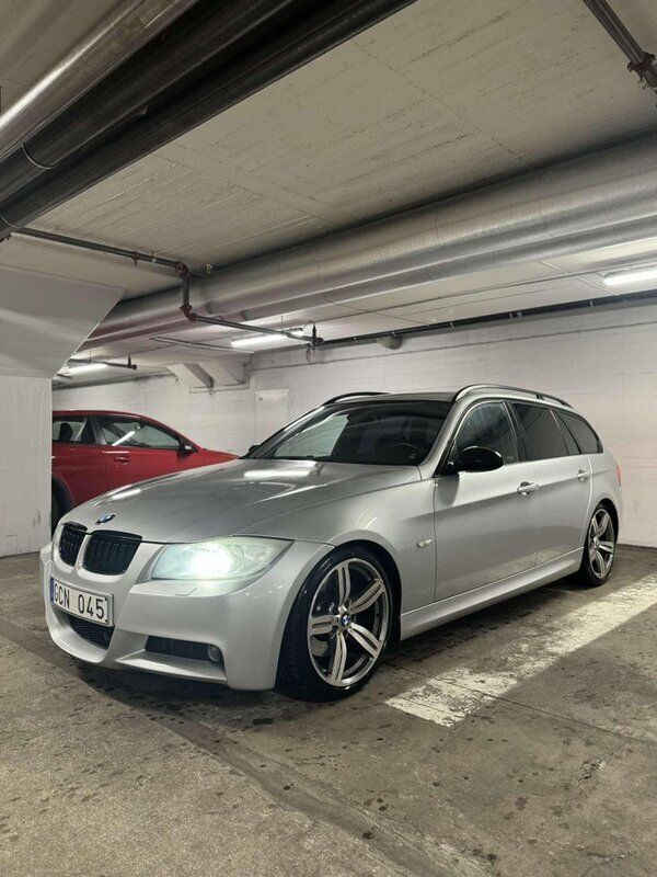 Grå Begagnad 2008 BMW 330 Comfort Edition Kombi | 84 990 kr (Marknadspris) - Bild 1/4