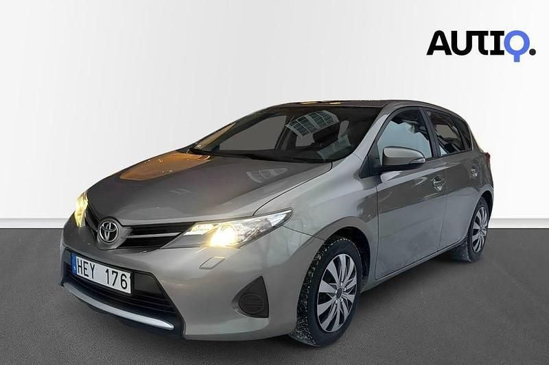 Begagnad Toyota Auris Multidrive S 132 HK (97 kW) 2013 Brun Halvkombi