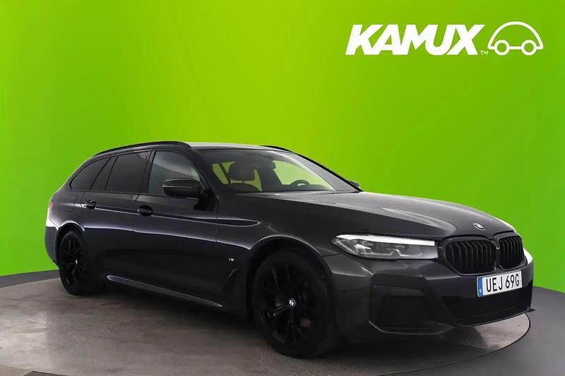 Silver/grå Begagnad 2022 BMW 520 Kombi | 289 800 kr - Bild 1/4