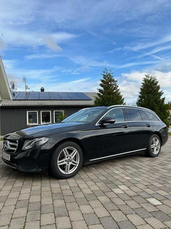 Svart Begagnad 2018 Mercedes E220 Avantgarde Kombi | 139 000 kr (Dyr) - Bild 1/2