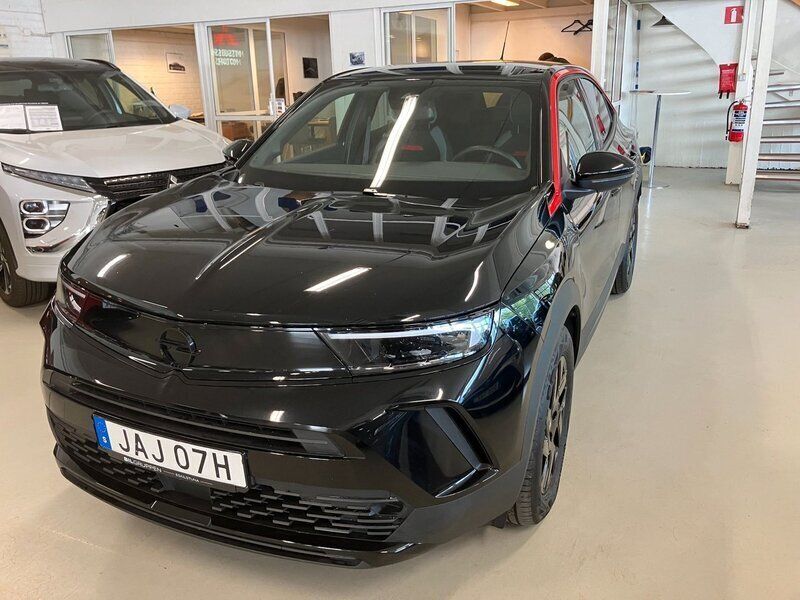 Svart Begagnad 2023 Opel Mokka SUV | 219 900 kr (Marknadspris) - Bild 1/3