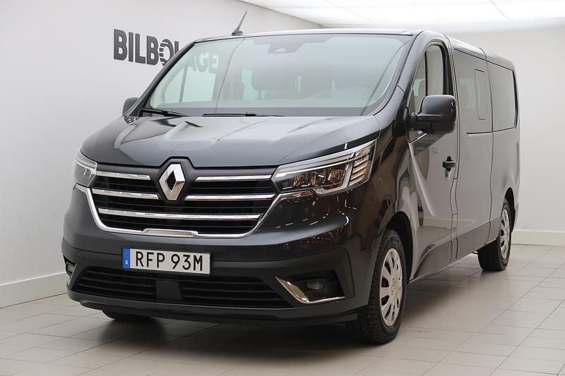 Grå Begagnad 2023 Renault Trafic Minibuss | 359 800 kr (Marknadspris) - Bild 1/4