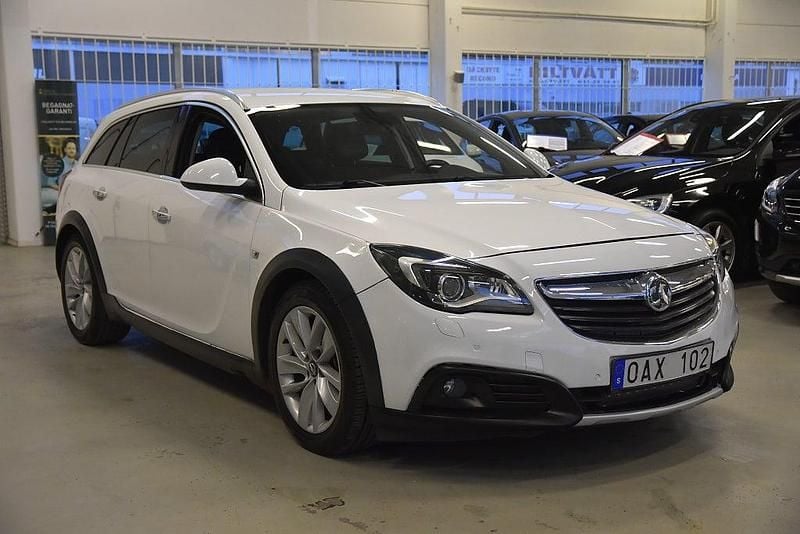 Begagnad Opel Insignia Country Tourer Business 163 HK (119 kW) 2013 Vit Kombi