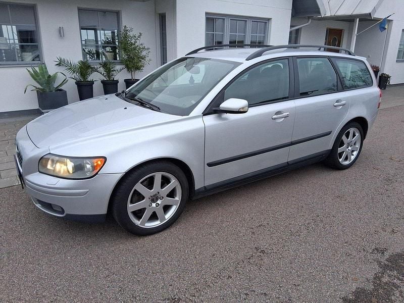Grå Begagnad 2005 Volvo V50 Kinetic Kombi | 25 000 kr (Marknadspris) - Bild 1/4
