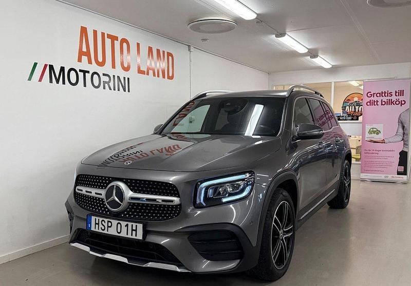 Mörkgrå Begagnad 2021 Mercedes GLB200 AMG SUV | 314 900 kr (Marknadspris) - Bild 1/4