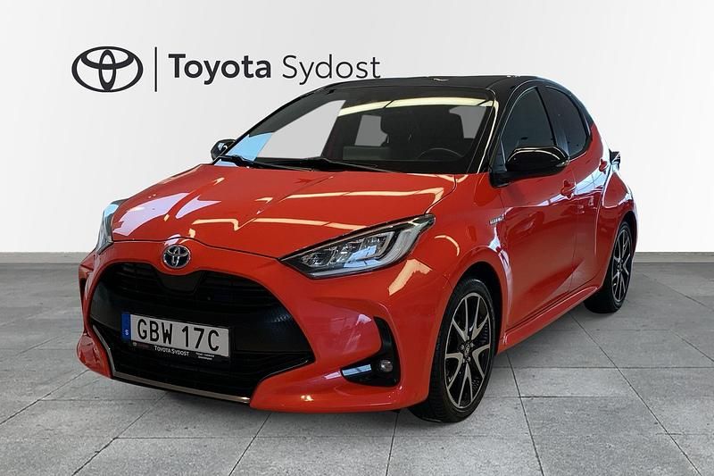 Begagnad Toyota Yaris Hybrid 2021 Röd