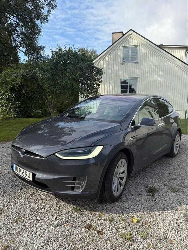 Grå Begagnad 2019 Tesla Model X Long Range AWD SUV | 410 000 kr (Marknadspris) - Bild 1/4