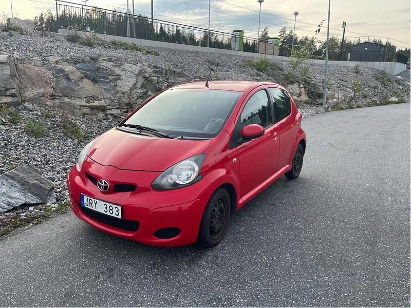 Röd Begagnad 2009 Toyota Aygo Halvkombi | 24 700 kr (Bra pris) - Bild 1/4