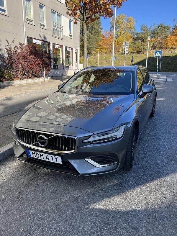 Grå Begagnad 2021 Volvo V60 Kombi | 294 000 kr (Superpris) - Bild 1/4