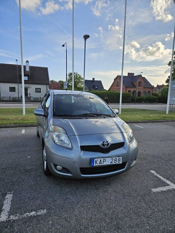 Grå Begagnad 2011 Toyota Yaris Halvkombi | 43 000 kr (Marknadspris) - Bild 1/4