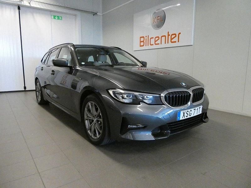 Grå Begagnad 2021 BMW 330e Sport Line Kombi | 329 900 kr (Marknadspris) - Bild 1/3