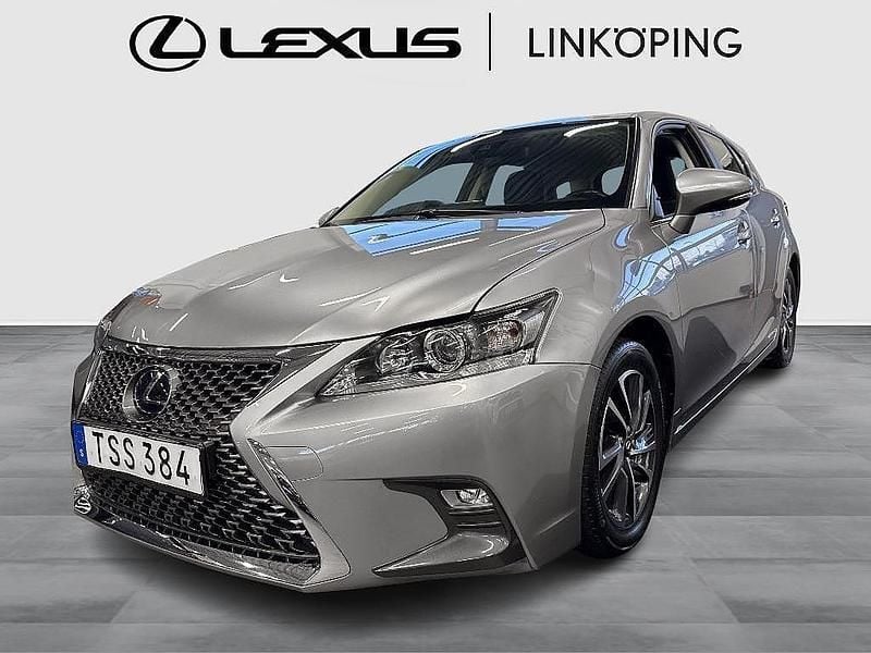 Ljusgrå Begagnad 2018 Lexus CT200h Halvkombi | 175 000 kr - Bild 1/4