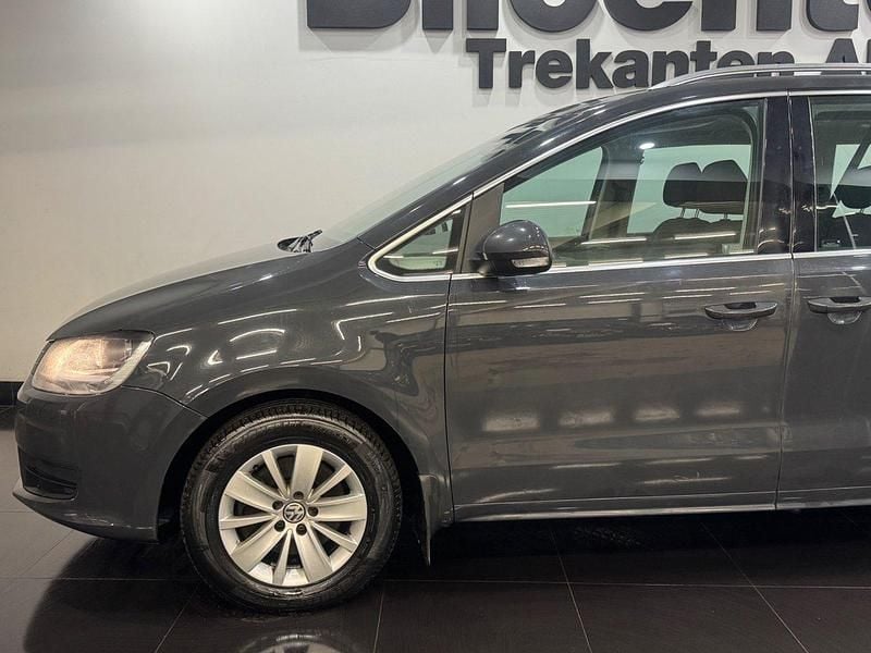 Begagnad VW Sharan 140 HK (102 kW) 2011 Ljusgrå Minibuss