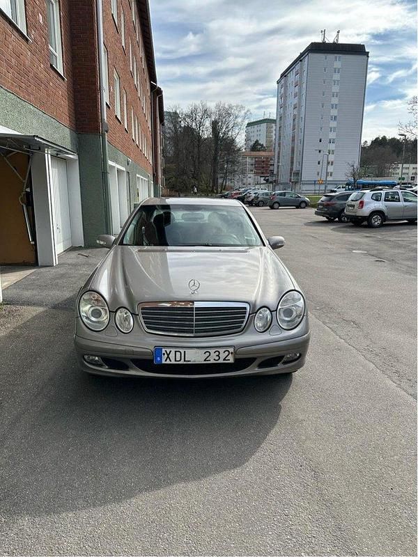 Silver Begagnad 2006 Mercedes E200 Classic Sedan | 47 000 kr (Bra pris) - Bild 1/4