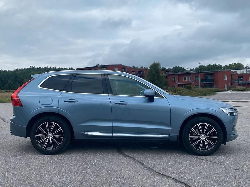 Ljusblå (blå) Begagnad 2017 Volvo XC60 Inscription SUV | 319 900 kr (Marknadspris) - Bild 1/4