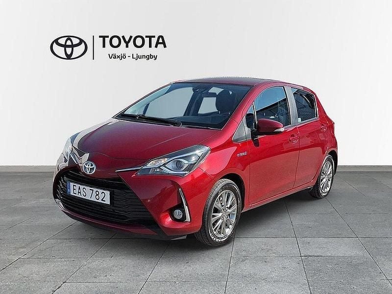 Röd Begagnad 2018 Toyota Yaris Hybrid Active Halvkombi | 149 000 kr (Bra pris) - Bild 1/3