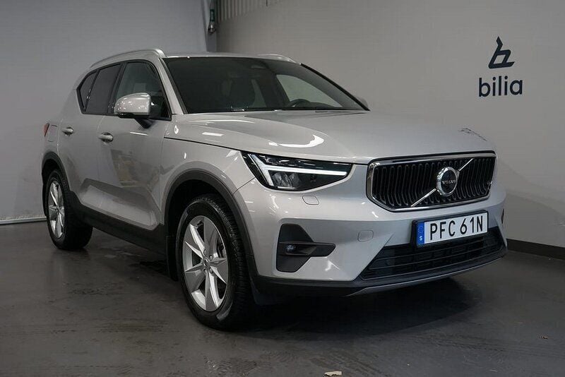 Silver Begagnad 2023 Volvo XC40 Core SUV | 339 900 kr (Marknadspris) - Bild 1/3