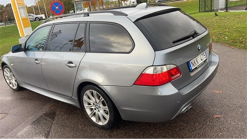 Grå Begagnad 2007 BMW 530 Comfort Edition Kombi | 79 999 kr (Dyr) - Bild 1/3