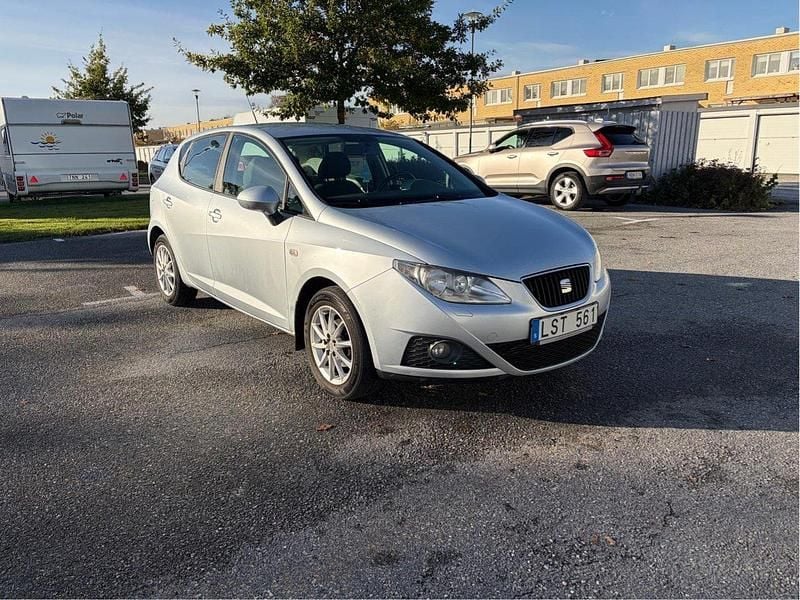 Silver Begagnad 2011 Seat Ibiza Style Halvkombi | 38 000 kr (Bra pris) - Bild 1/4
