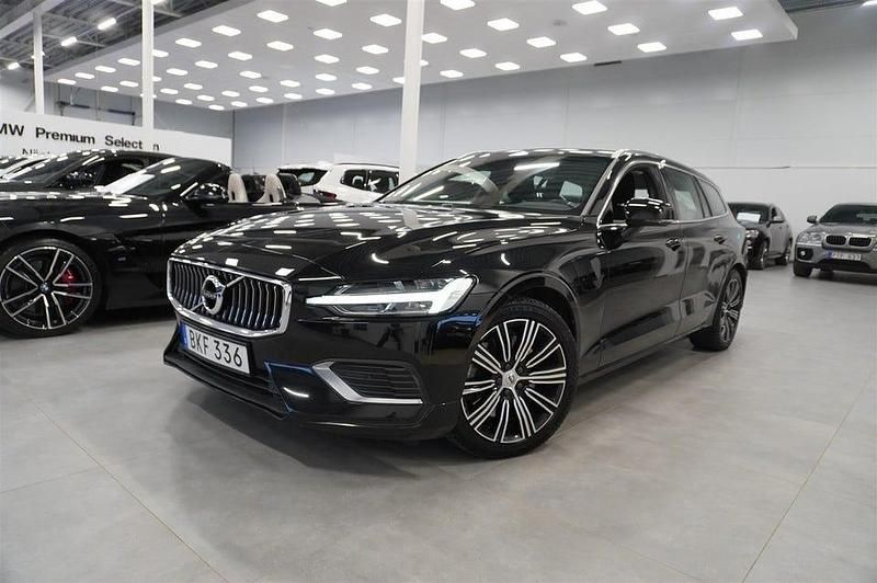 Svart Begagnad 2022 Volvo V60 Momentum Kombi | 244 800 kr (Bra pris) - Bild 1/4