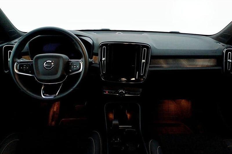 Begagnad Volvo XC40 Plus 175 kW (238 HK) 2023 Silver SUV