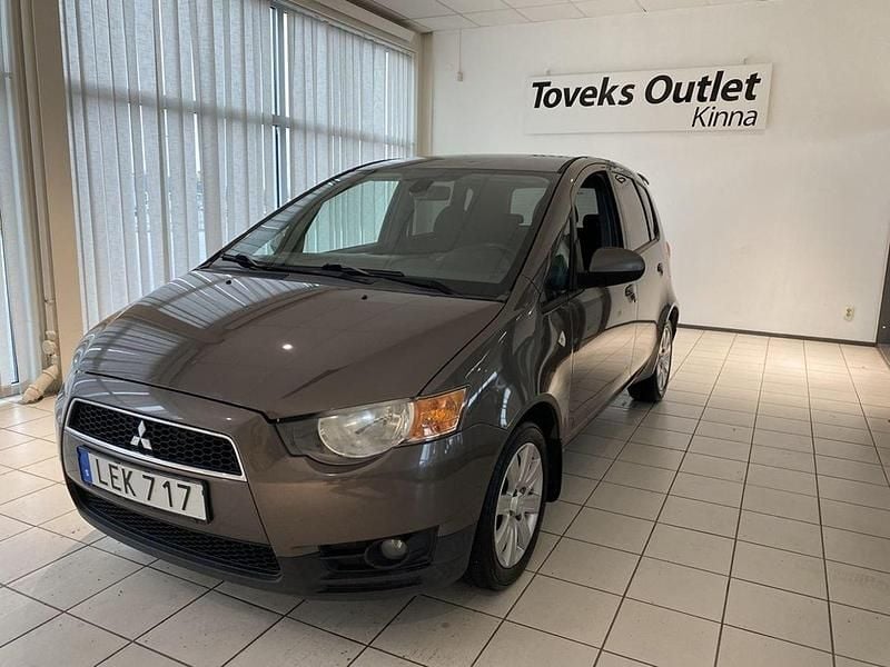 Mörkgrå (grå) Begagnad 2011 Mitsubishi Colt Halvkombi | 29 900 kr (Marknadspris) - Bild 1/4