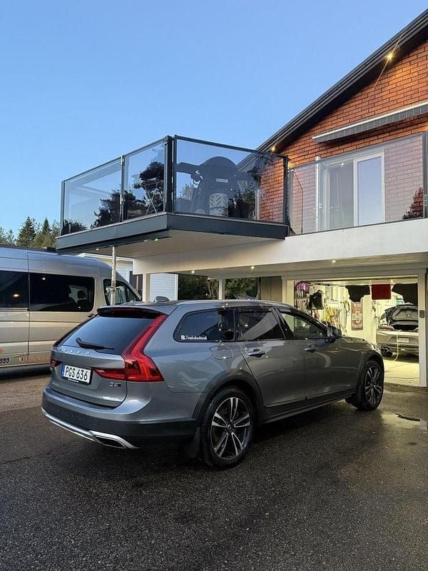 Grå Begagnad 2017 Volvo V90 CC Momentum Kombi | 250 000 kr (Marknadspris) - Bild 1/4