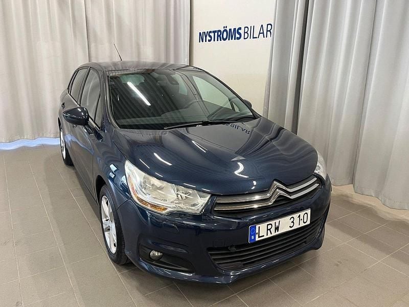 Mörkblå (blåmetallic) Begagnad 2011 Citroën C4 Halvkombi | 39 900 kr (Marknadspris) - Bild 1/4