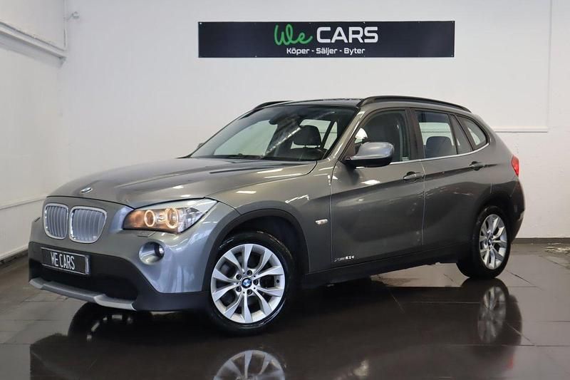 Grå Begagnad 2010 BMW X1 SUV | 109 900 kr (Marknadspris) - Bild 1/4