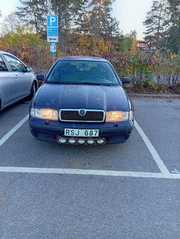 Blå Begagnad 2000 Skoda Octavia Kombi | 10 000 kr - Bild 1/4
