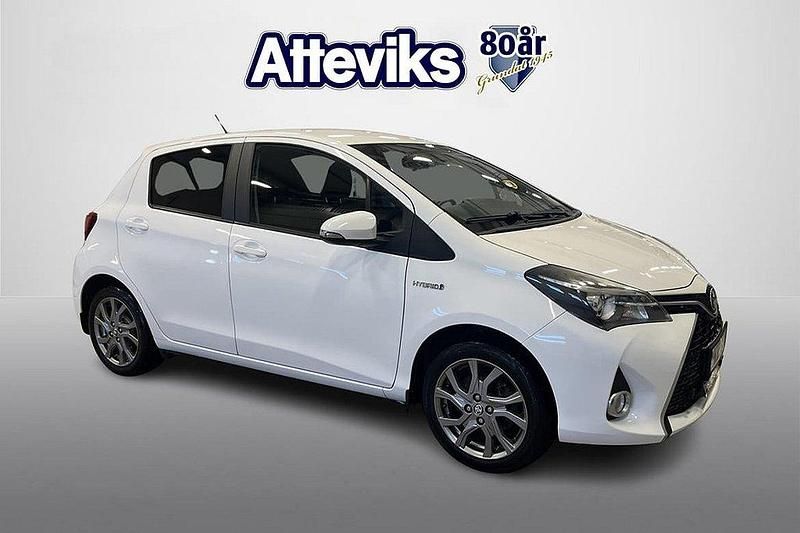 Vit Begagnad 2016 Toyota Yaris Hybrid Halvkombi | 129 500 kr (Marknadspris) - Bild 1/4