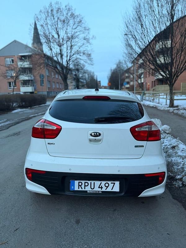 Begagnad Kia Rio 84 HK (61 kW) 2015 Vit