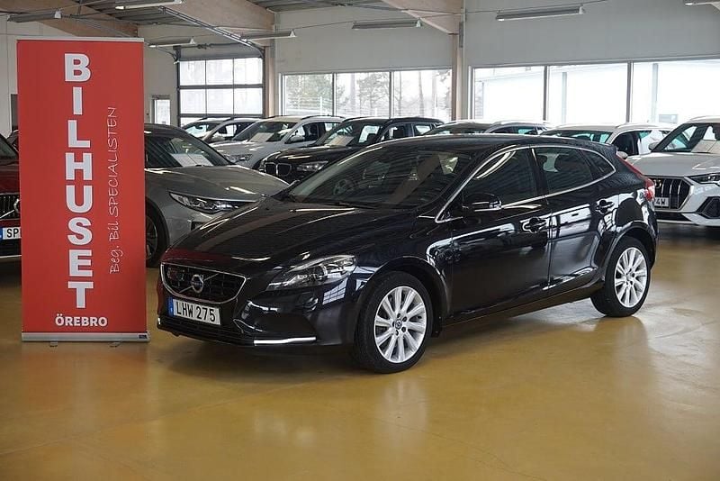 Begagnad Volvo V40 Momentum 150 HK (110 kW) 2015 Svart Halvkombi