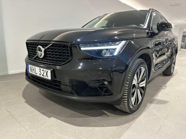 Svart Begagnad 2022 Volvo XC40 Plus SUV | 399 500 kr (Marknadspris) - Bild 1/4