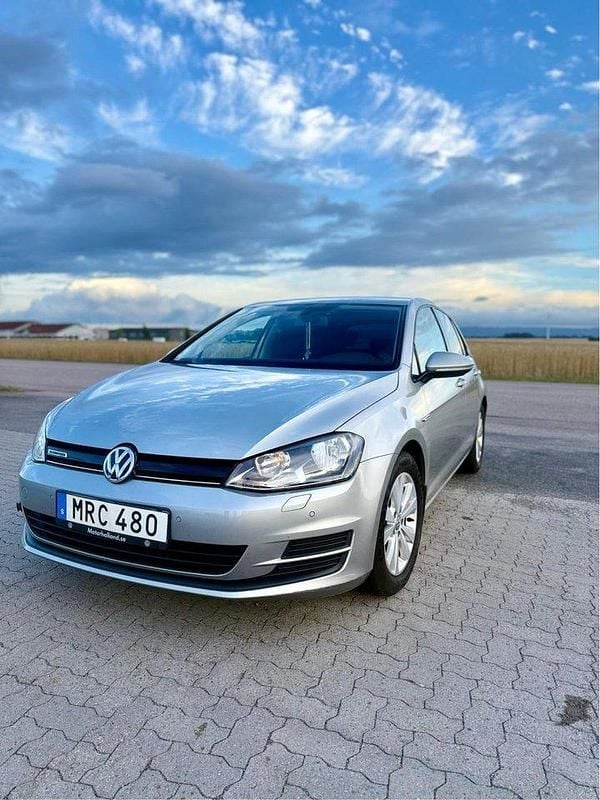 Silver Begagnad 2015 VW Golf VII Halvkombi | 117 900 kr (Marknadspris) - Bild 1/3