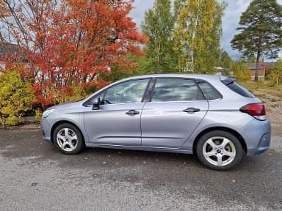 Silver Begagnad 2017 Citroën C4 Halvkombi | 109 000 kr (Marknadspris) - Bild 1/4