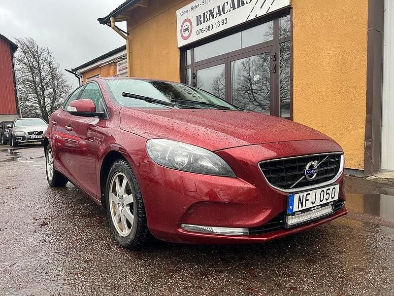 Röd Begagnad 2016 Volvo V40 Kinetic Halvkombi | 89 900 kr (Bra pris) - Bild 1/4