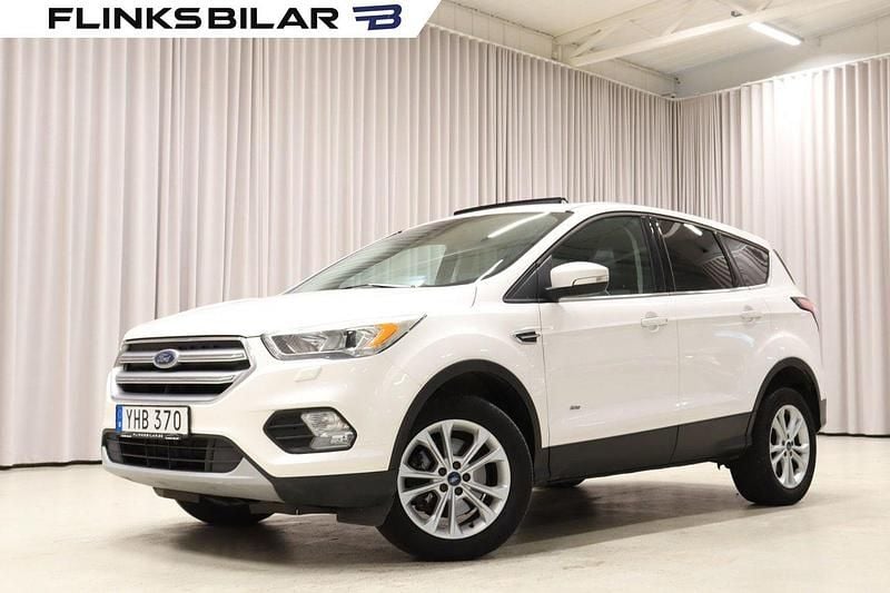 Vit Begagnad 2016 Ford Kuga SUV | 149 900 kr (Marknadspris) - Bild 1/4