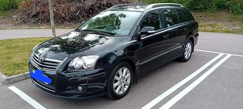 Svart Begagnad 2006 Toyota Avensis Kombi | 35 000 kr (Marknadspris) - Bild 1/4